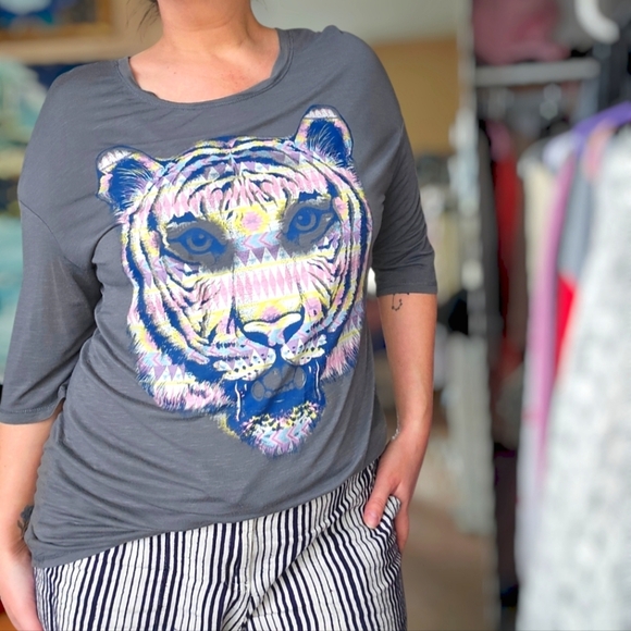 L.o.l vintage Graphic Tiger Print Gray Top three quarter sleeves size medium - Picture 9 of 11